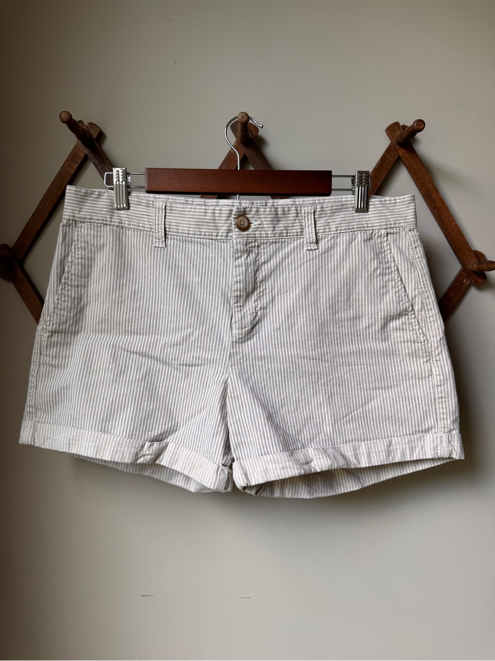 Khakis by Gap Girlfriend Shorts Size 8 • Striped Print • Cute!